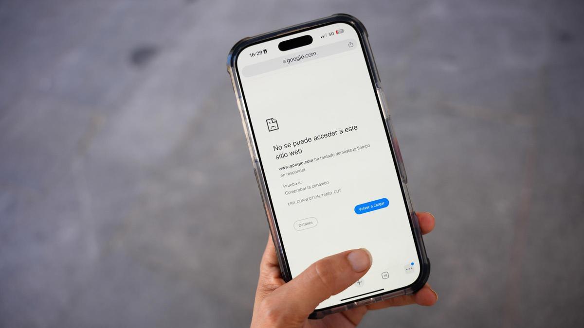 Un teléfono móvil sin señal durante el apagón de red eléctrica
