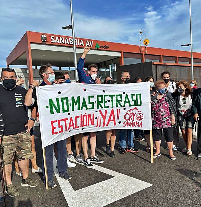 Pancarta por la estación abierta “ya”. | Cedida