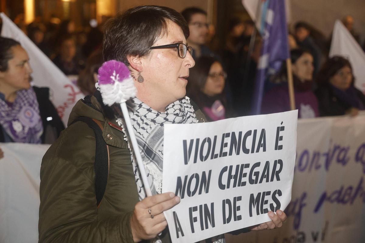 Santiago condena la violencia machista en la Praza 8M y Platerías