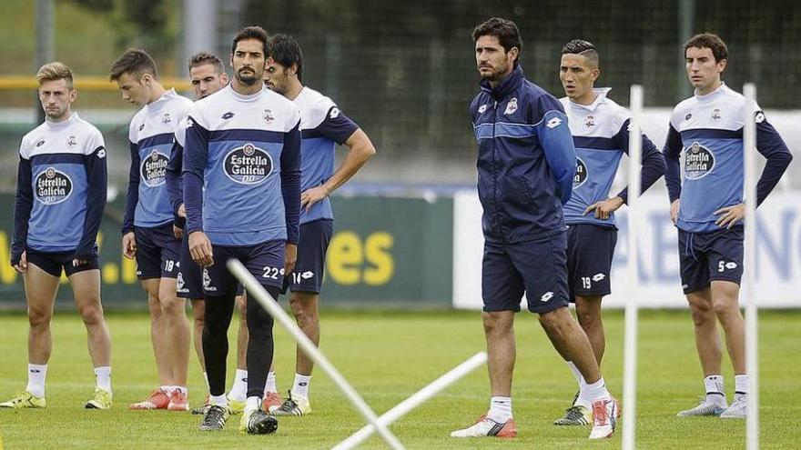 Víctor Sánchez del Amo camina entre los jugadores durante el entrenamiento de ayer en la ciudad deportiva de Abegondo.