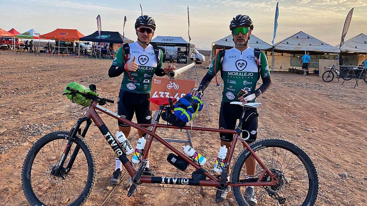 José Morán (ida.) y Javier Vaquero, derecha, en uno de los campamentos de la Titan Desert. | Cedida a Ch. S.