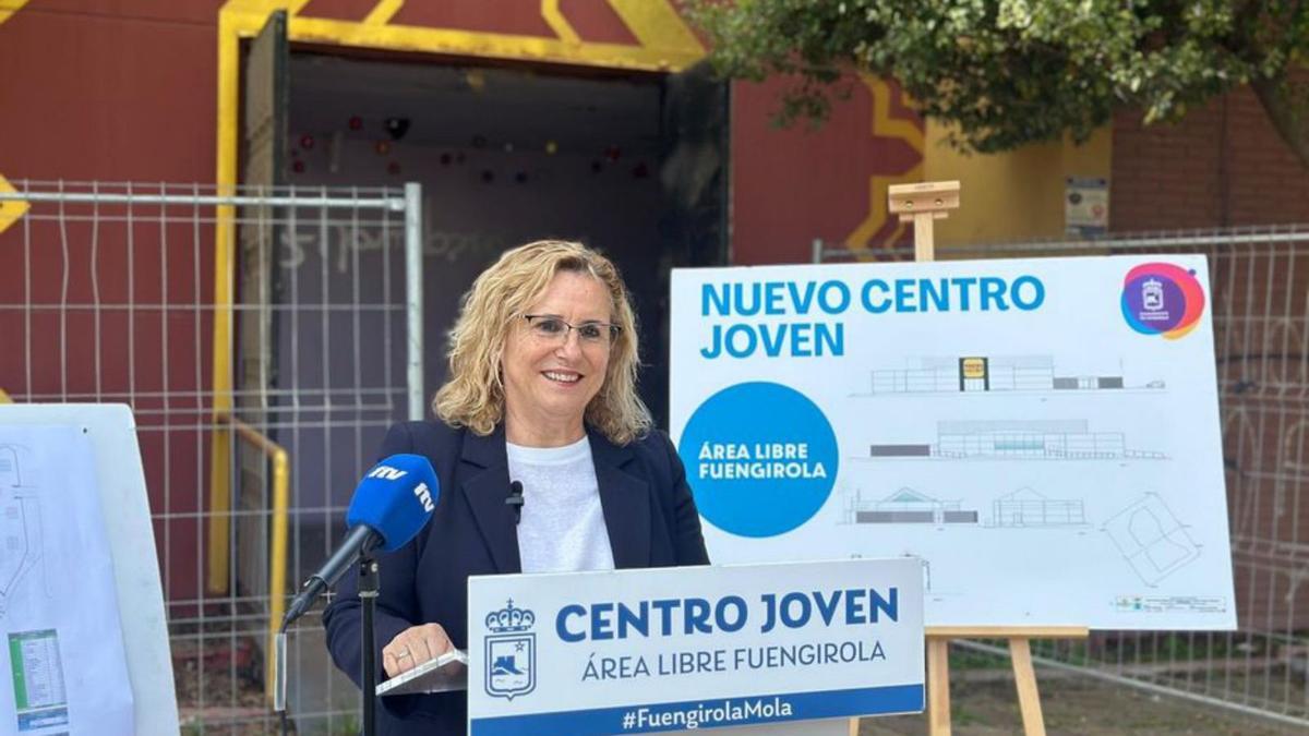 La alcaldesa de Fuengirola, Ana Mula, presenta el proyecto.