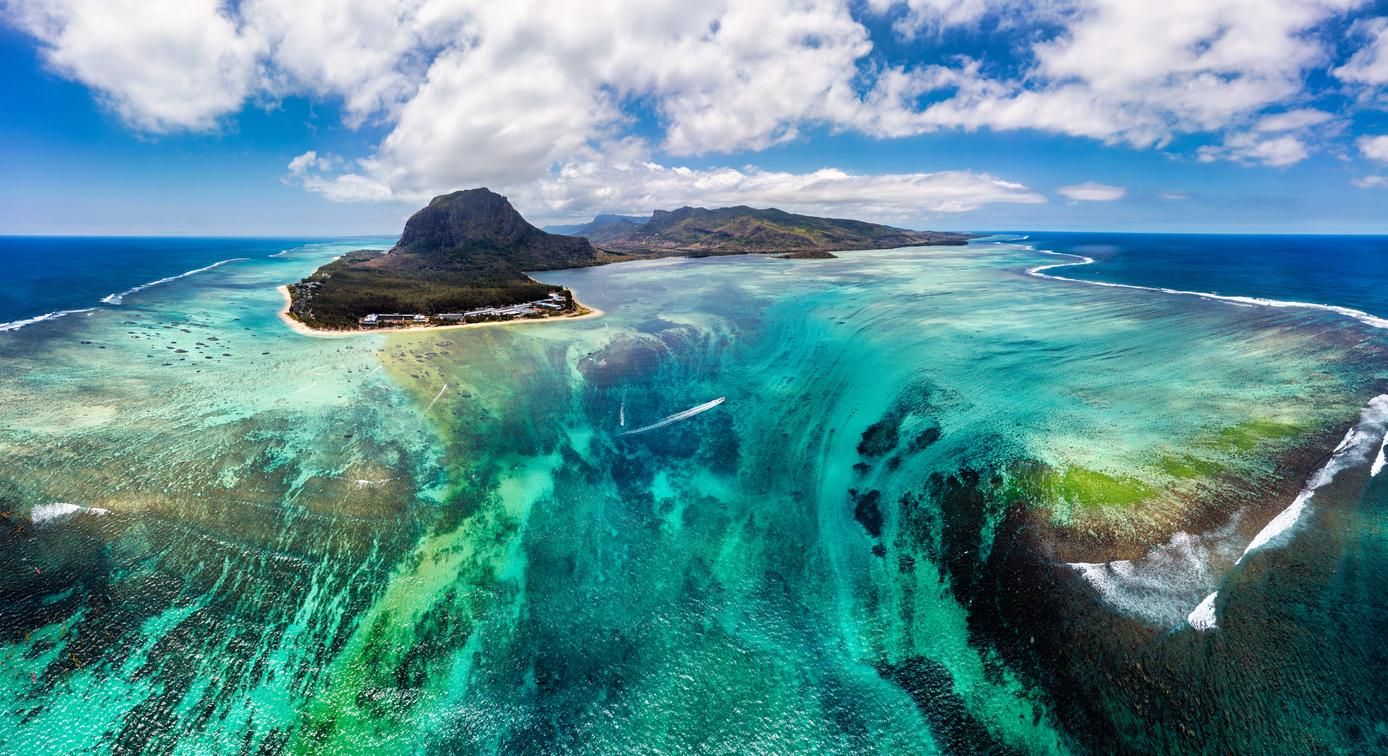 Vista aérea de las Islas Mauricio y sus famosas "cascadas" submarinas