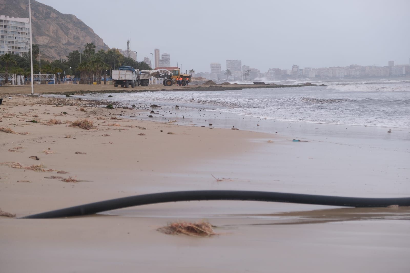 El mar toma el Postiguet