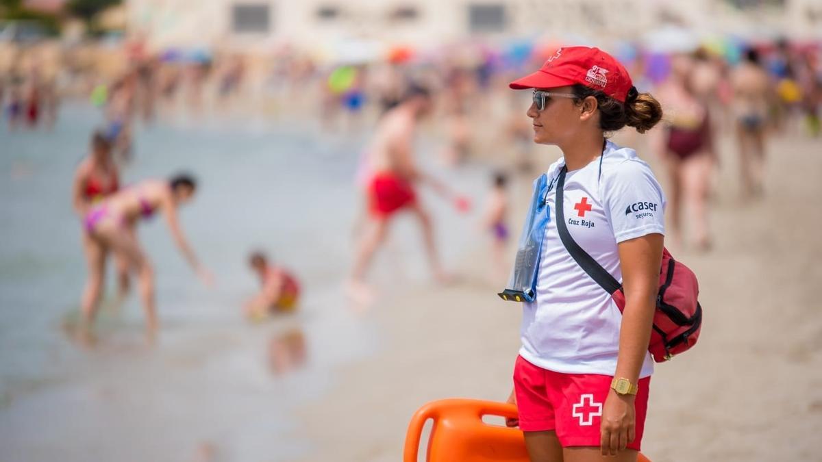 Socorrista de Cruz Roja en una calle de Alicante