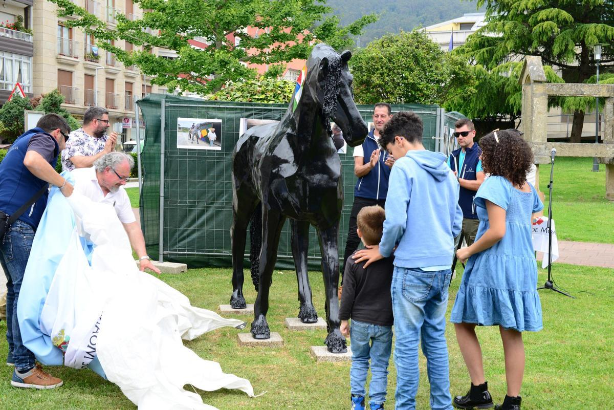 O escultor, con representantes do Concello, de ADOC e da familia, descubren a peza.