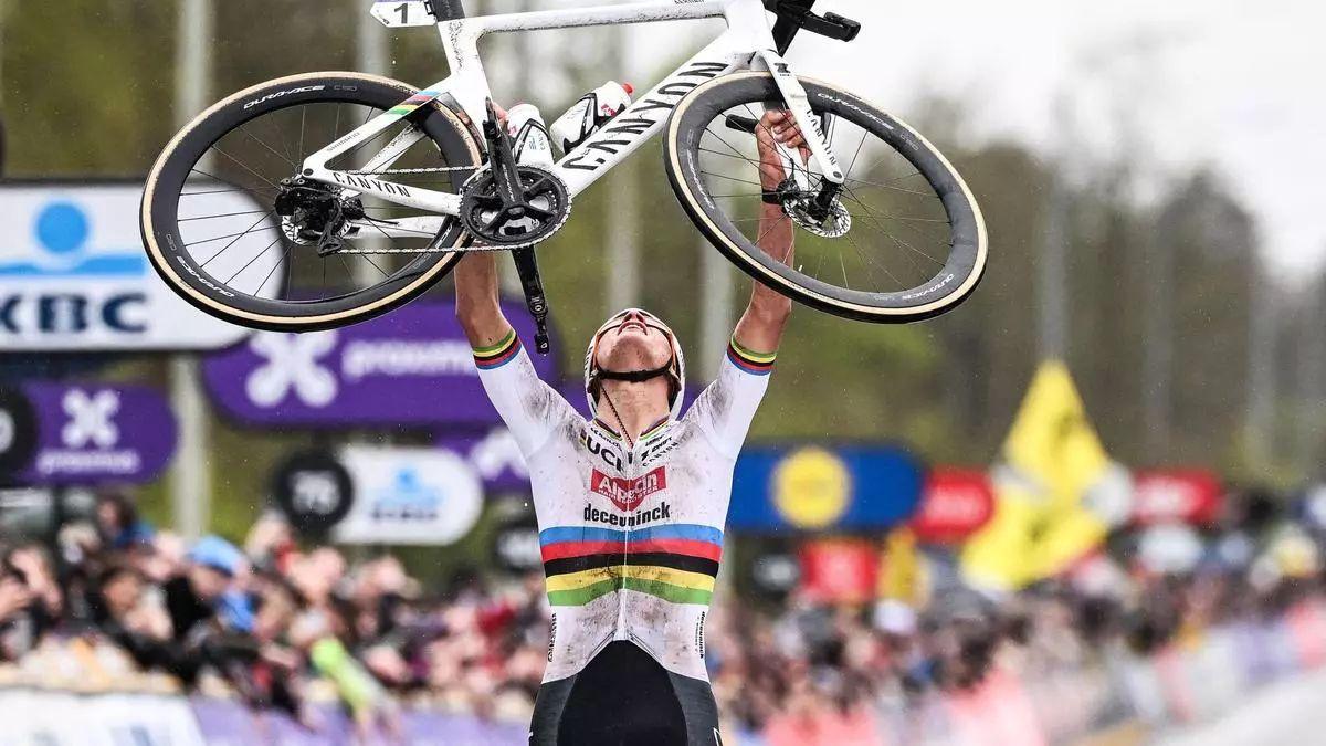 Van der Poel se impone en el Tour de Flandes 2024.
