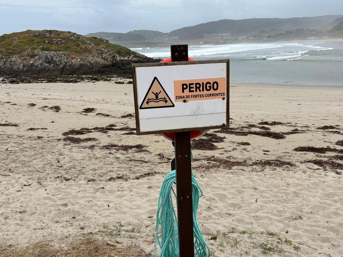 Uno de los carteles ubicados junto al aro salvavidas de la playa.