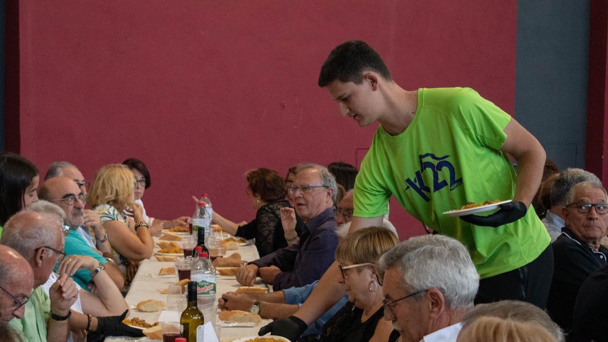 Foto de archivo de la comida de hermandad de los jubilados con motivo del día de la Gent Gran en Morella.
