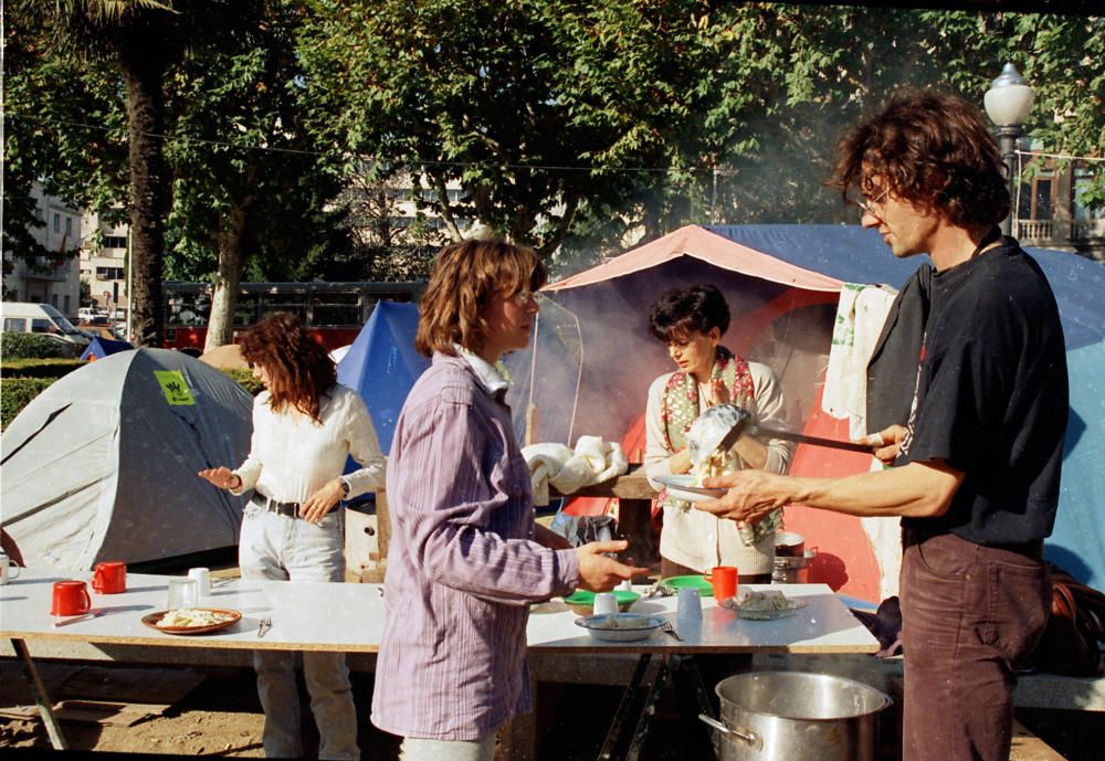 Al mig del campament solidari de la plaça Espanya es va instal·lar una cuina. Bona part dels ingredients que s’hi cuinaven eren de donacions