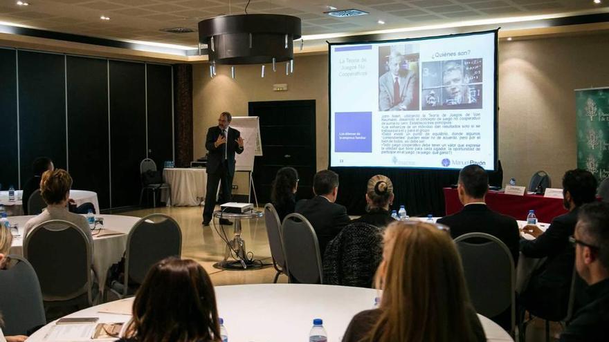 Pavón en la charla.