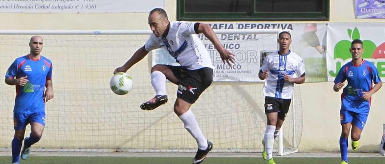 Adil, centrocampista del Barco, trata de controlar un balón en Os Carrís. // Jesús Regal