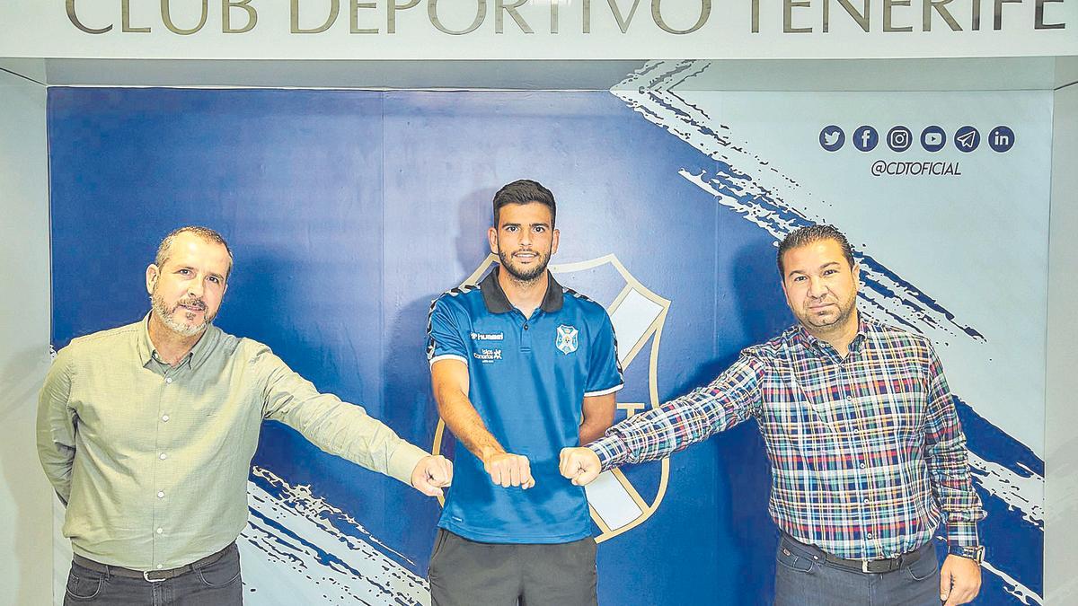 Juan José Rivero, Javi Alonso y Juan Carlos Cordero,, tras la firma de la ampliación de la duración del contrato del canterano.