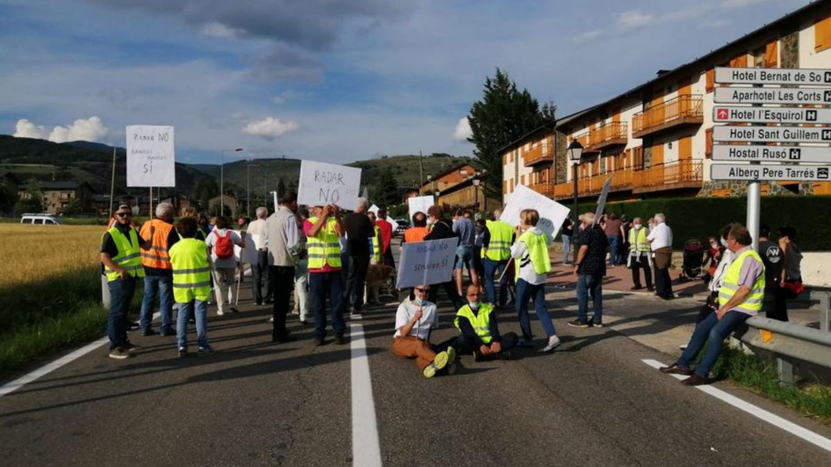 Veïns de Llívia tallen la carretera d’entrada al poble | ARXIU/M.S.