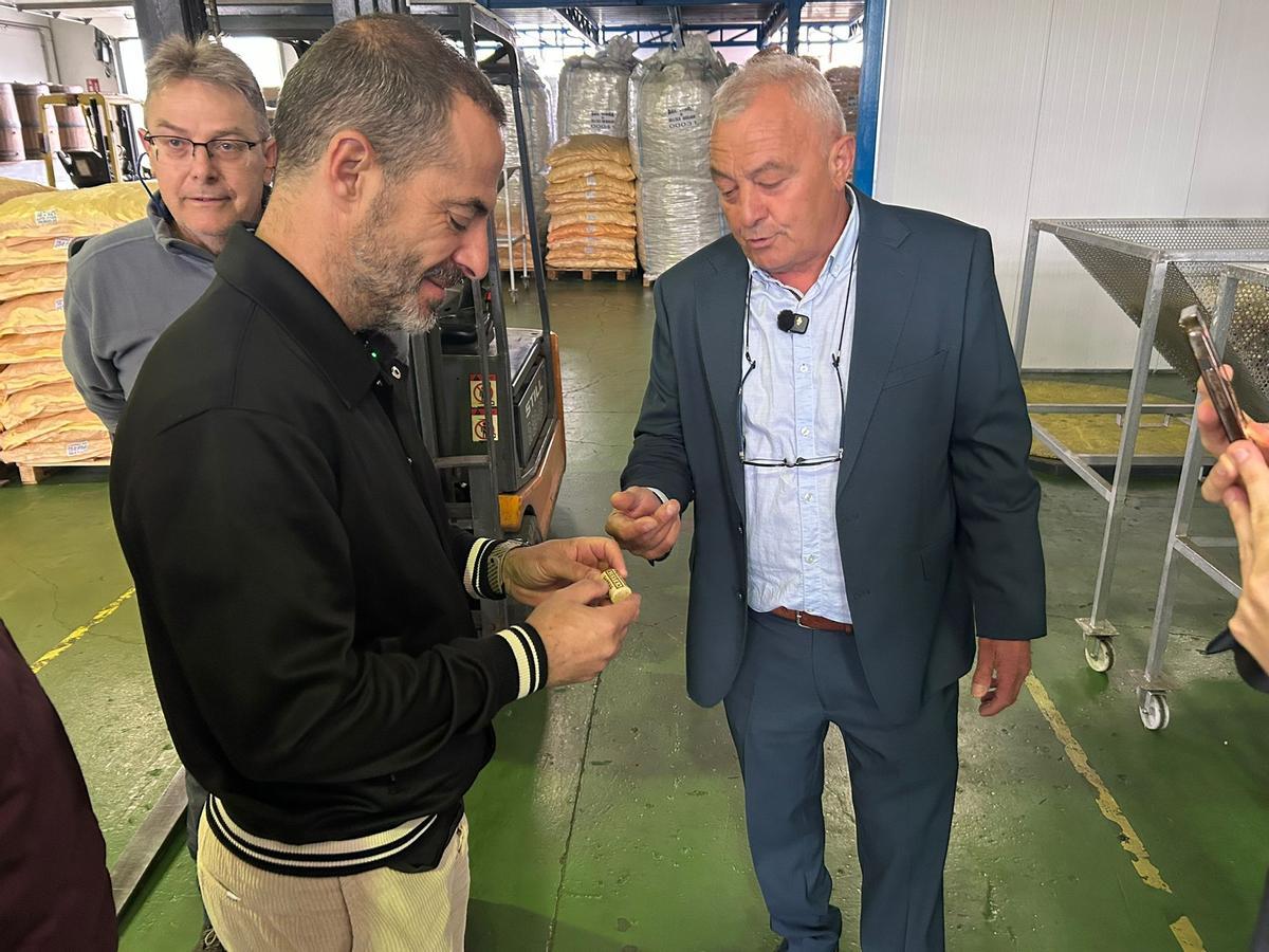 El alcalde de Siero, Ángel García "Cepi", junto a Pablo Álvarez, gerente de Coemastur, durante la visita a la empresa sierense este viernes.
