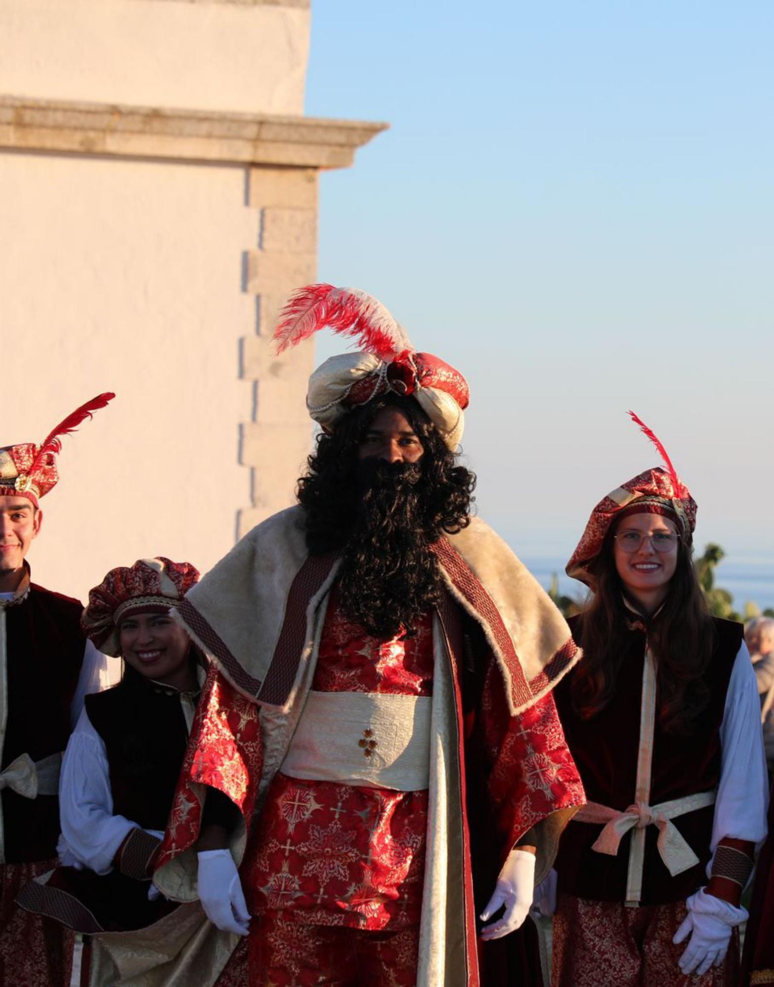 Baltasar con toda su comitiva poco antes de iniciar la Cabalgata que les llevo a Sant Francesc. 