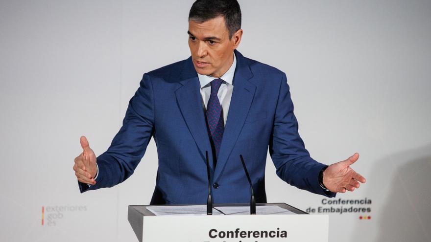 Sánchez pide al cuerpo diplomático que defienda una España opuesta a los &quot;ultras&quot; que quieren &quot;ilegalizar partidos&quot;