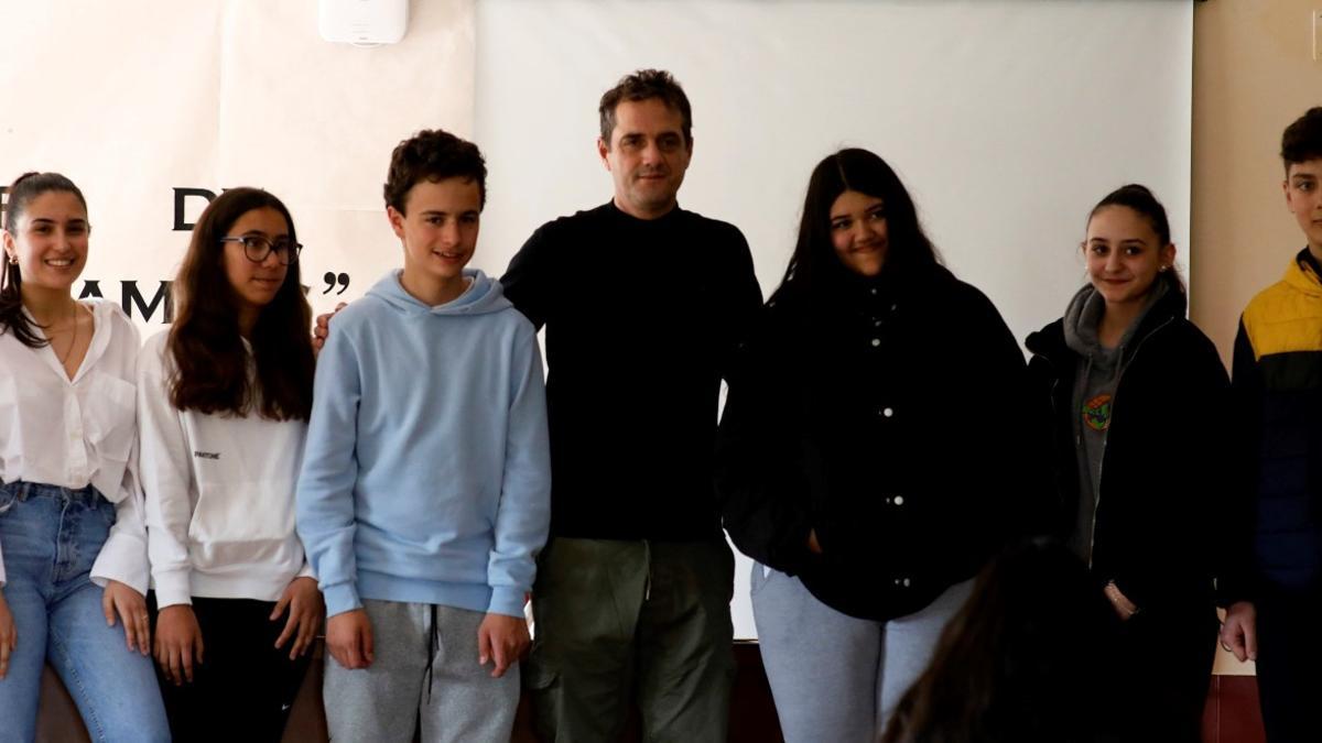 Germán Delibes, en el centro, con alumnos del IES Tierra de Campos