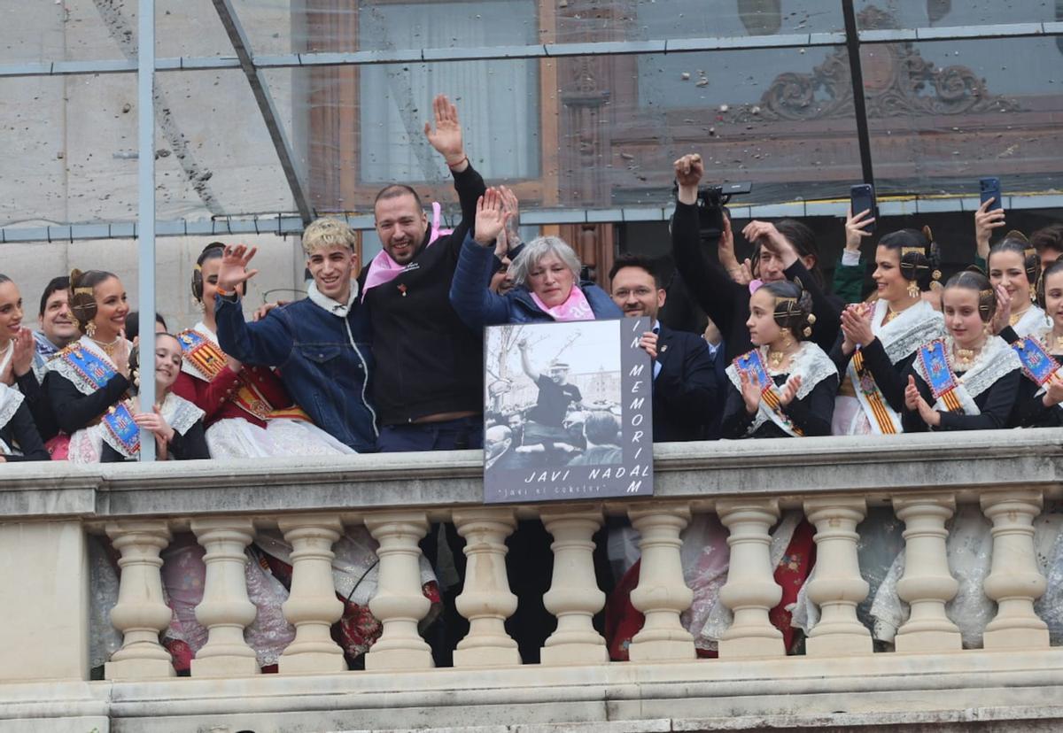 La pirotecnia Nadal Martí recibe la ovación del público tras el éxito de su disparo