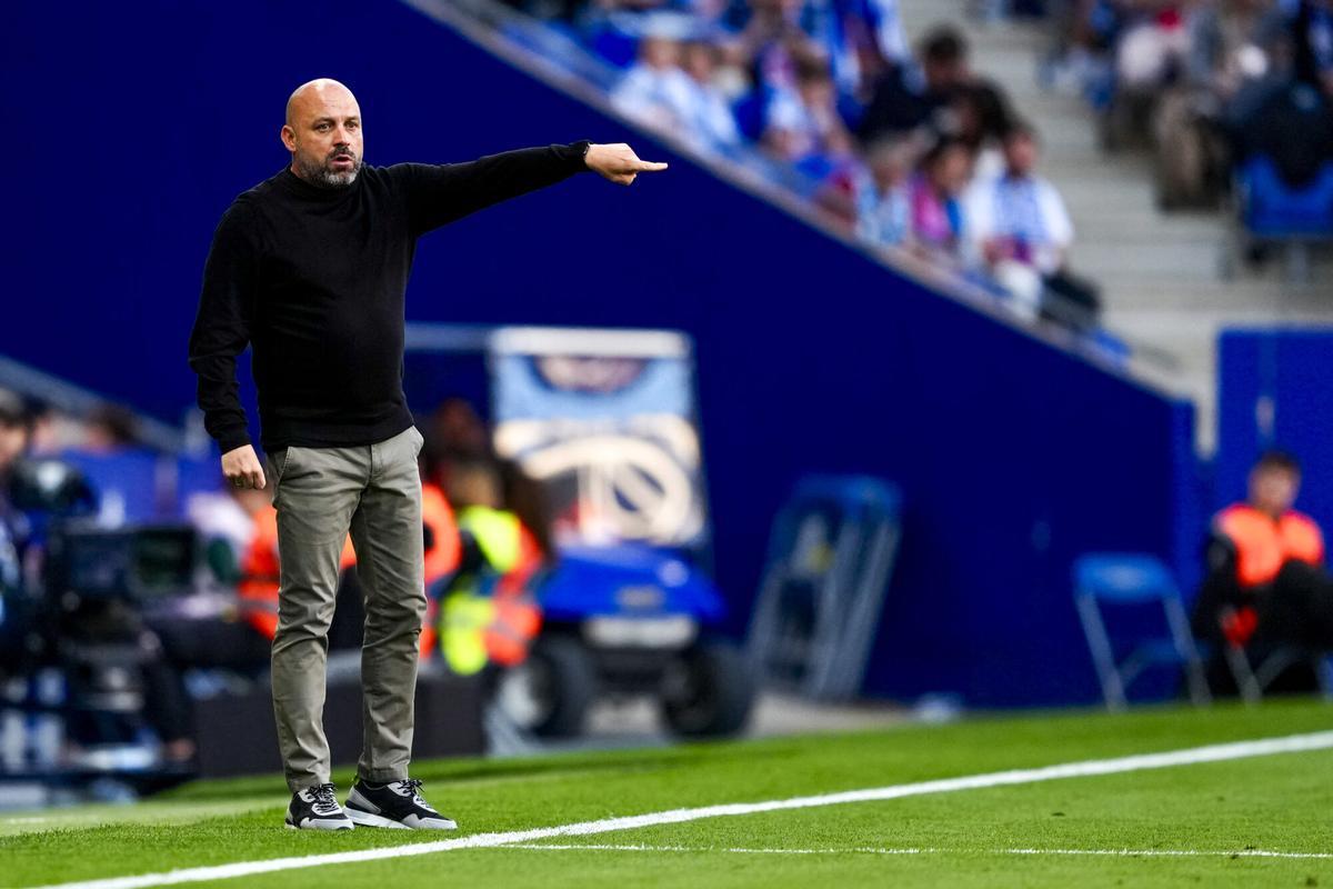 Manolo González da instrucciones a sus jugadores durante el partido ante el Athletic.