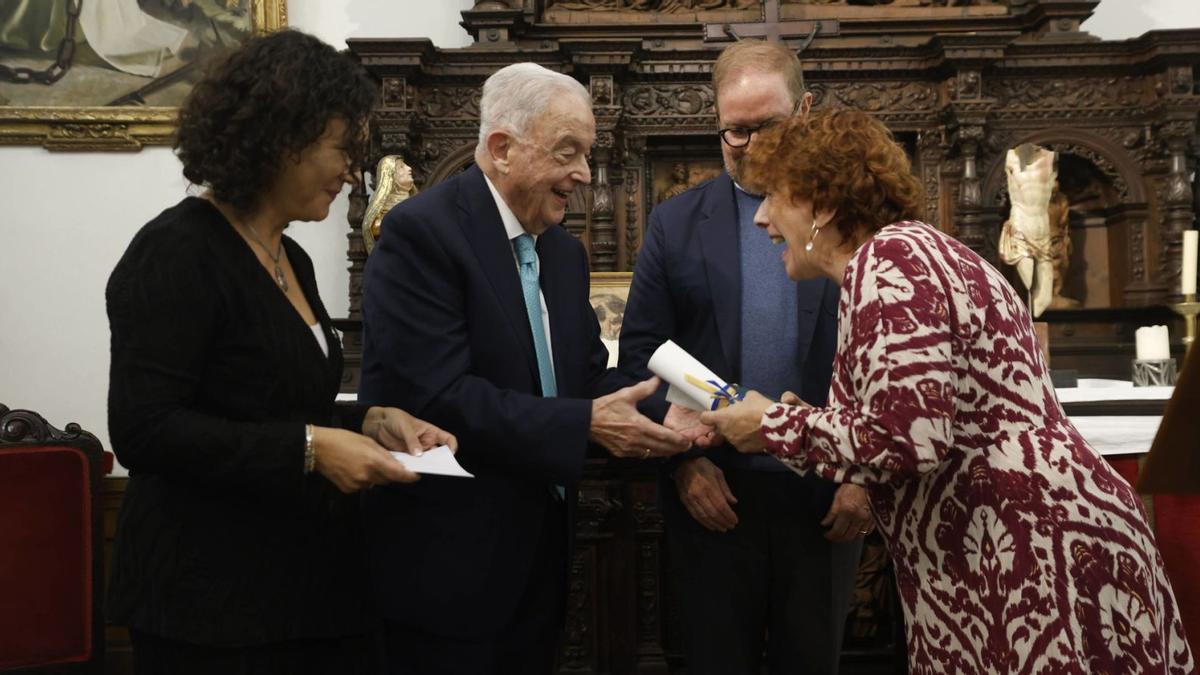 Ladis García, ayer, recibiendo el premio de manos de Carlos Casanueva, entre Irene Díaz, a la izquierda, y Francisco Casanueva.