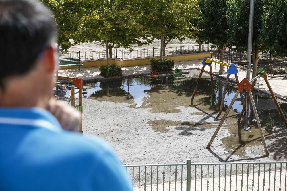 El parque Huerto Peluca de Sax inundado de aguas fecales