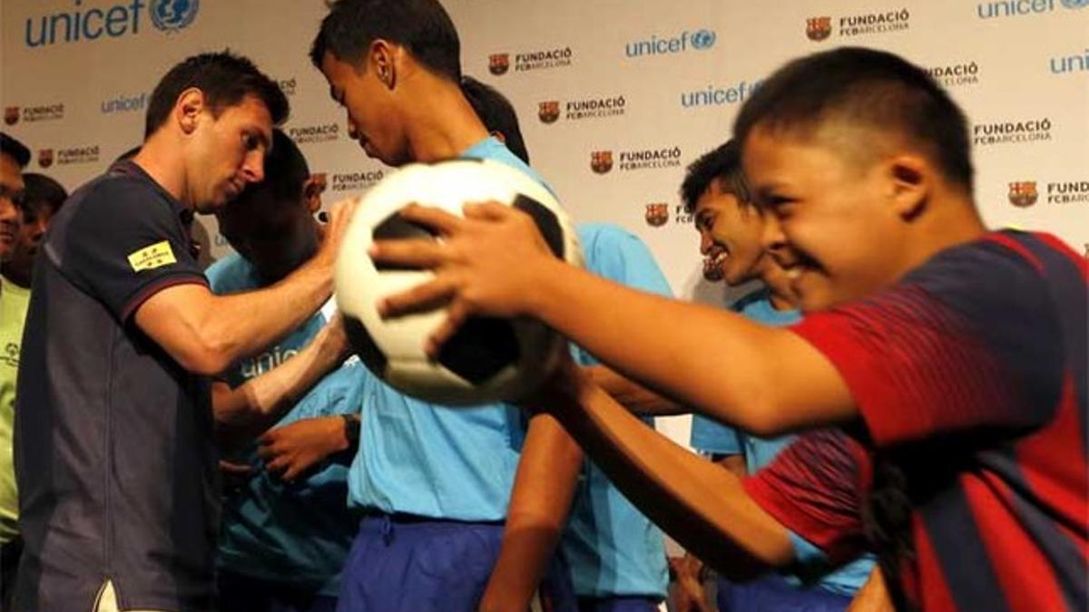 Leo Messi firma autógrafos en Tailandia durante la última gira del FC Barcelona por Asia en 2013