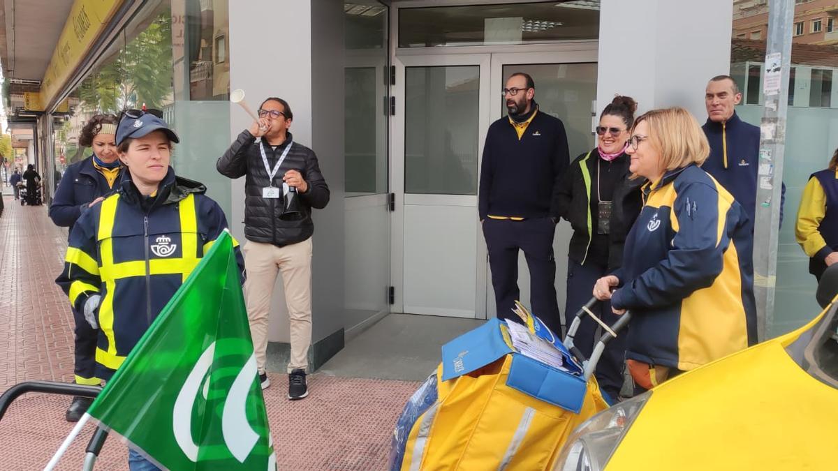 La principal unidad reparto de Correos en Torrevieja tiene al 43% de su