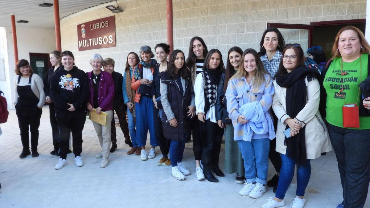 Numeroso grupo de educadoras sociales en la primera convivencia en el municipio de Lobios. |   // F. CASANOVA