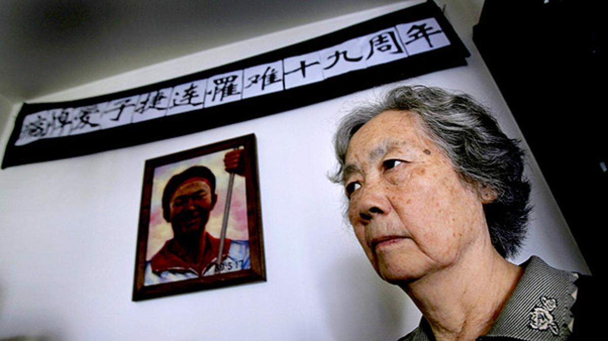 La cofundadora de les Mares de Tiananmen, davant l’altar al seu fill.