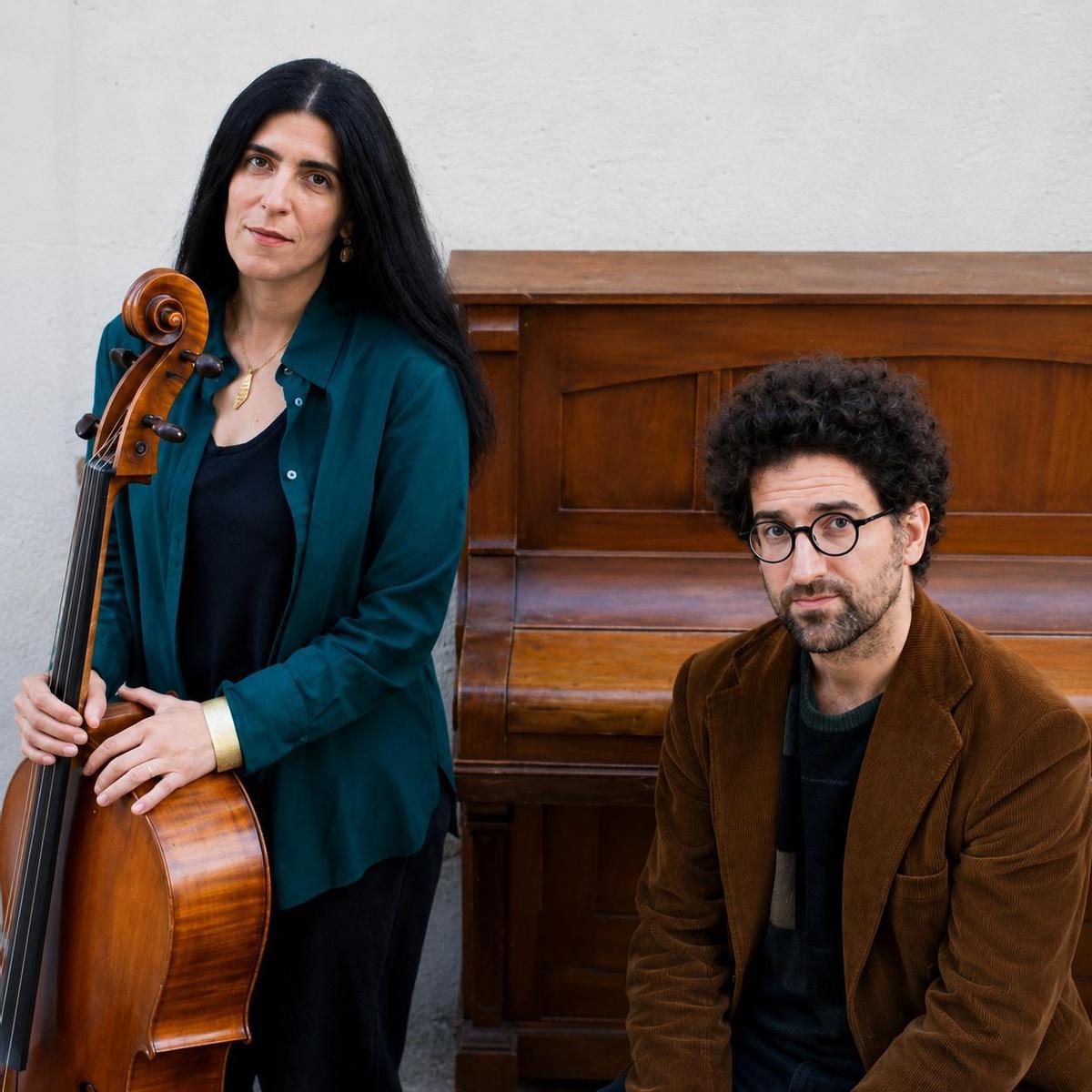 El pianista valenciano Albert Sanz y la vocalista y violonchelista británica Sara Dowling, quienes forman el Dúo Samã