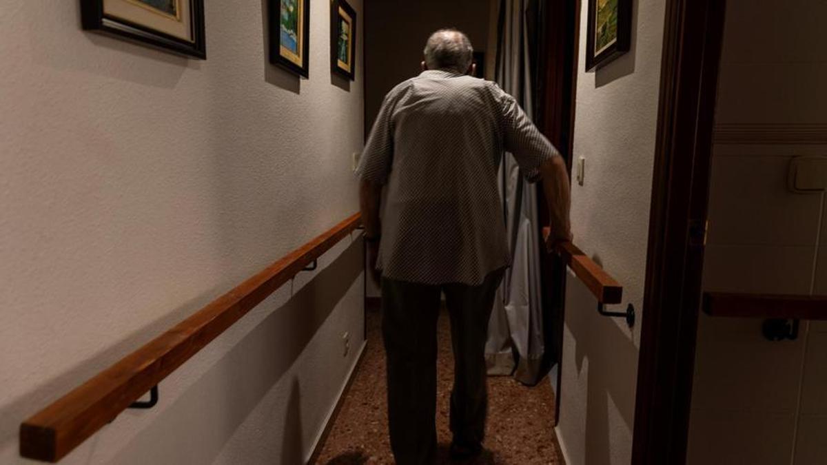 Una persona mayor camina por un pasillo, en una imagen de archivo