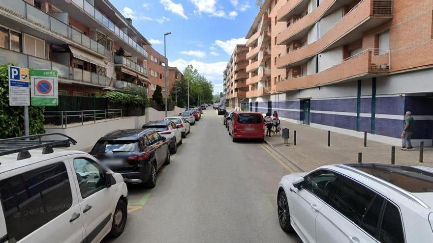 Amunt i avall pel carrer i topant amb cotxes aparcats: denunciat un conductor molt begut a Girona