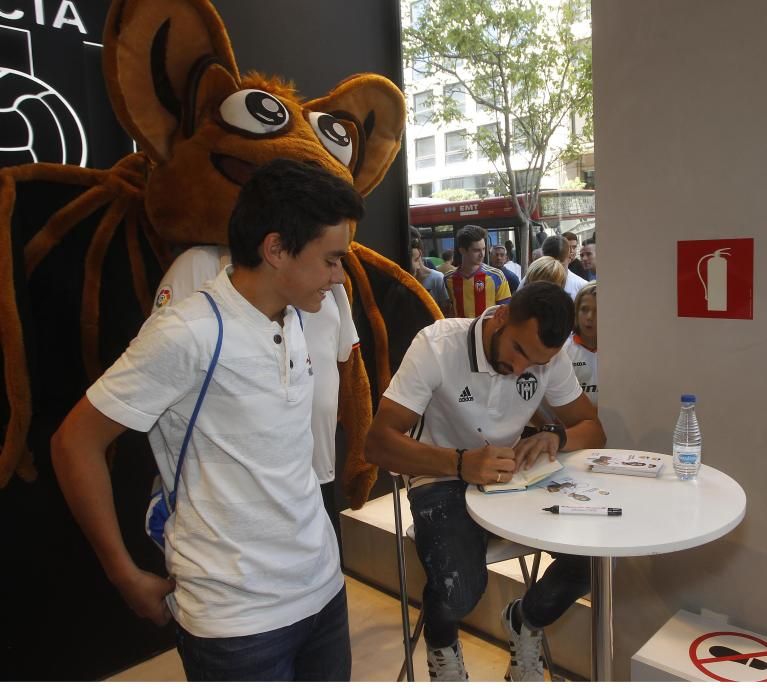 La presentación de Martín Montoya en imágenes