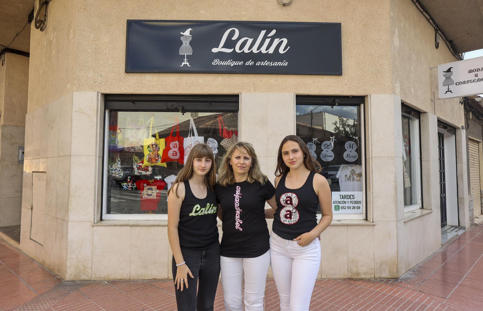 Anabel y sus hijas, delante del negocio.