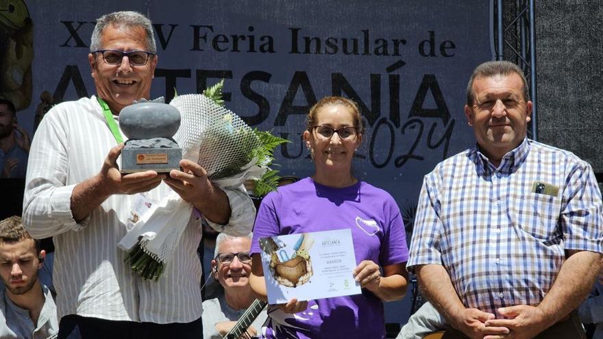 Manuel Benitez muestra su premio ante Nereida Brito y el alcalde Matías Peña