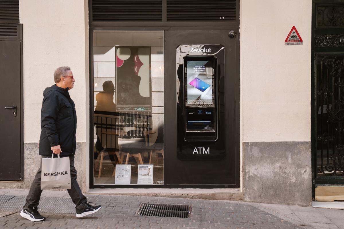 18.02.2026. MADRID. Imágenes de cajeros Revolut en Madrid.  Foto: Alba Vigaray