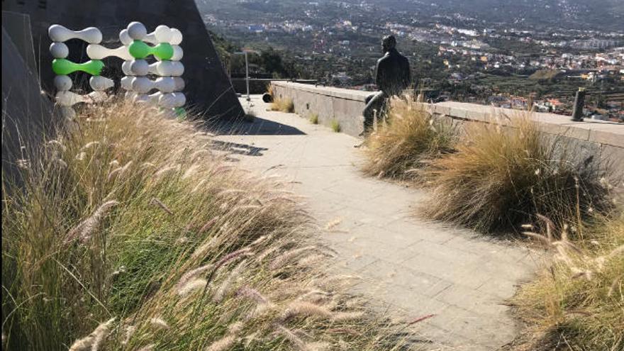 El mirador de Humboldt, en el municipio de La Orotava, cerrado desde julio de 2014 y tomado actualmente por el rabo de gato.