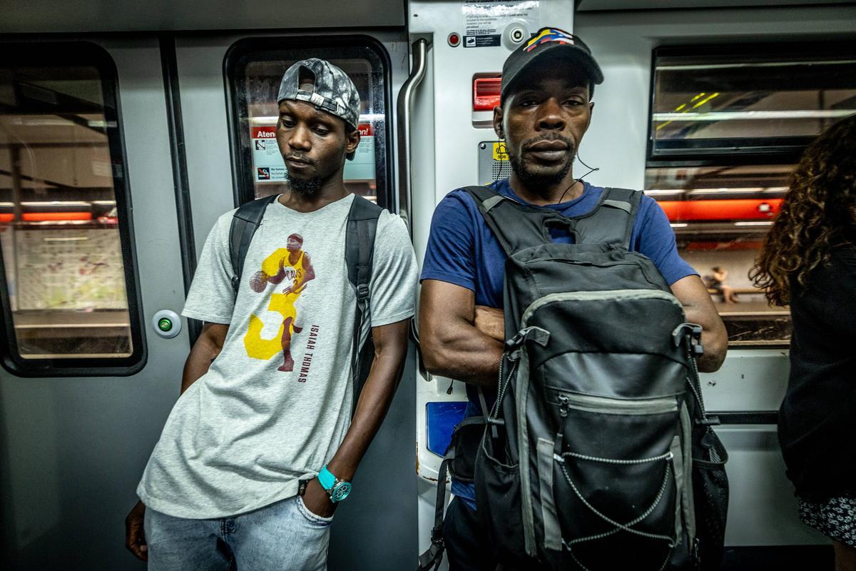 Kone Lacine y Ilias Diallo, en lista de espera para empadronarse, en el metro de Barcelona el pasado jueves.
