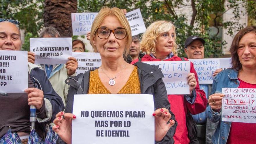 Afectados por la estafa en una protesta.