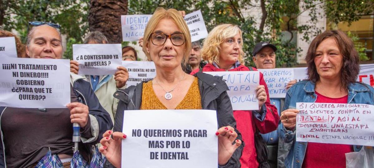 Afectados por la estafa en una protesta.