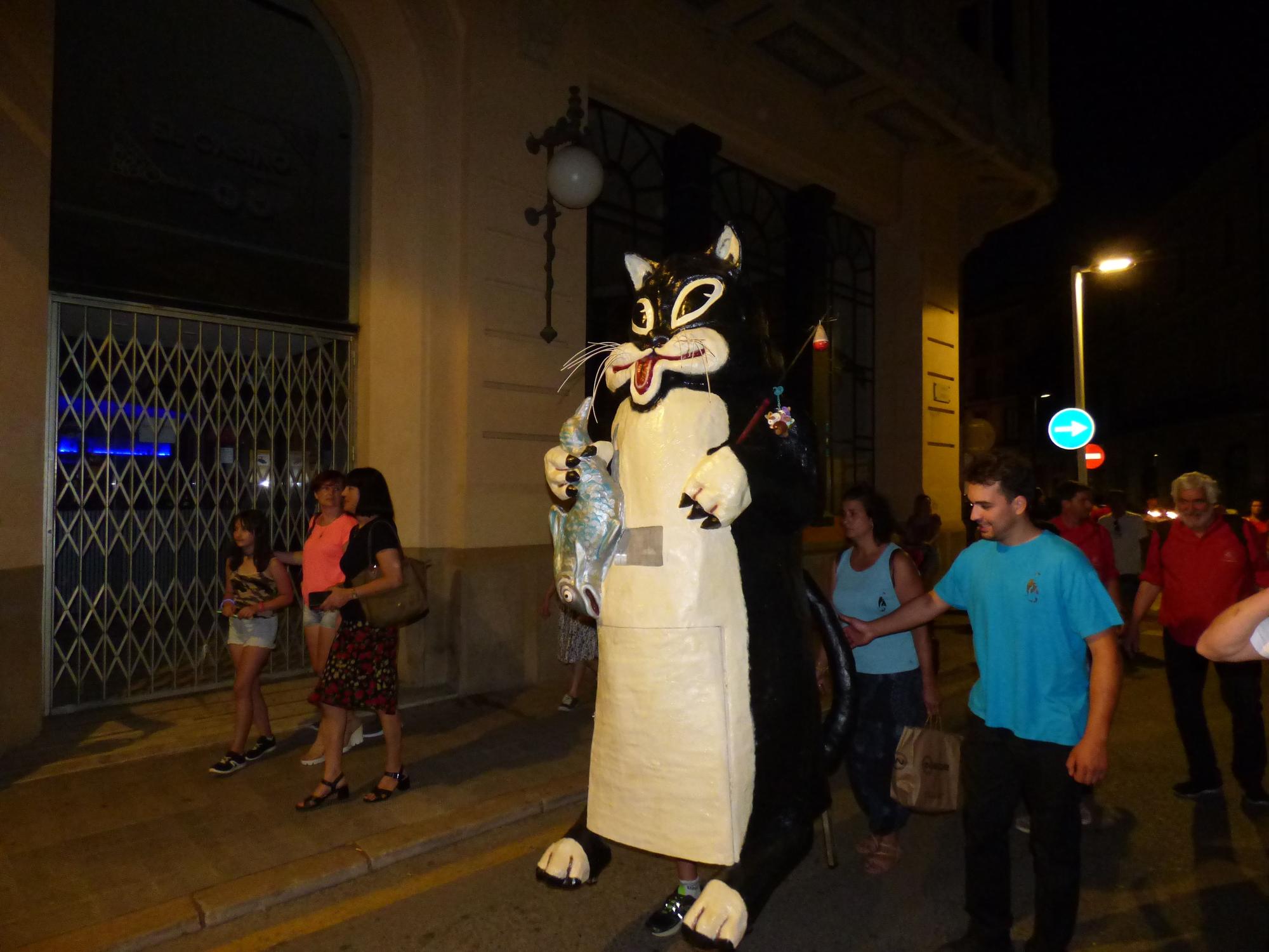 La desfilada de bestiari popular omple els carrers de Figueres