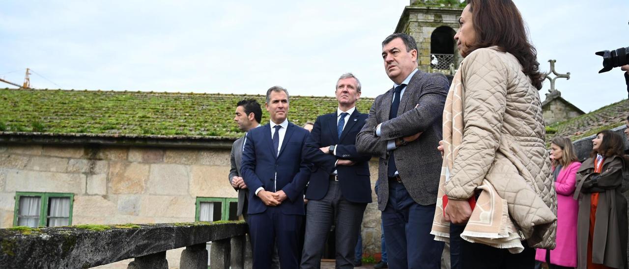 Luis López, Rafa Domínguez, Alfonso Rueda, Román Rodríguez y María Ramallo, ayer en la visita al convento de Santa Clara.