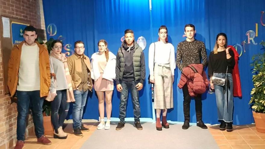 Algunos de los participantes en el desfile de moda solidario de Poreñu.