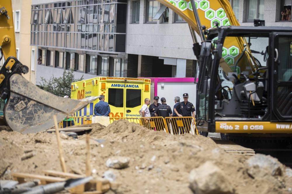 Rescatan a un obrero que quedó sepultado por tierra en una zanja en Vigo