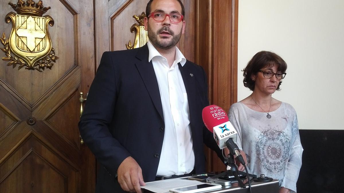 El alcalde de Mataró, David Bote, junto a la concejala de Urbanismo, Núria Calpe, este mediodía en una comparecencia por el asunto de Can Quirze, en el Ayuntamiento.