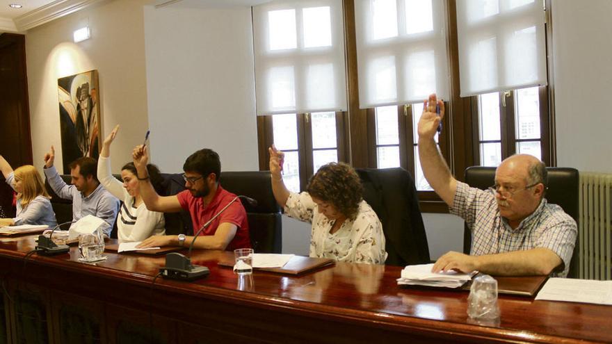 Gumersindo Cuervo, primero por la derecha, votando ayer con los concejales del PSOE.