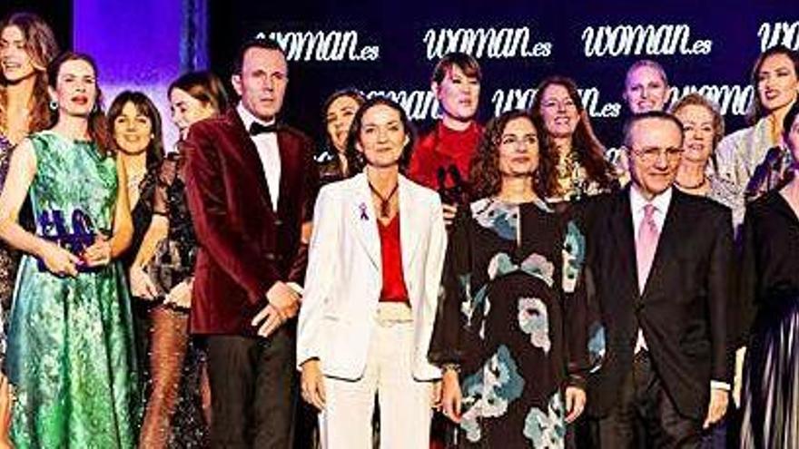 Els premiats, al costat dels responsables de Prensa Ibérica, la ministra d&#039;Hisenda, María Jesús Montero, i la presidenta de la Comunitat de Madrid, Isabel Díaz