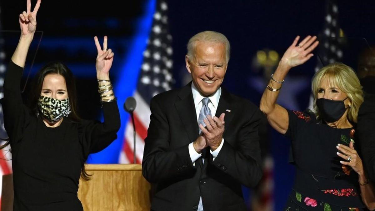 Ashley Biden, Joe Biden y Jill Biden en un acto de campaña.