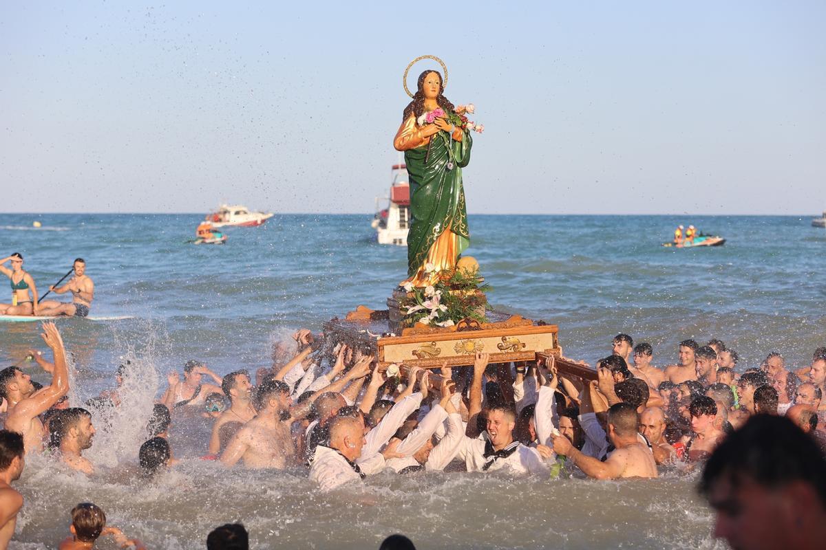 El desembarco de la patrona Santa María Magdalena es el evento más multitudinario que se celebra durante el verano en Moncofa.